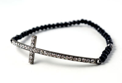 armbånd med sorte krystaller og kors