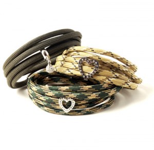 armbnd med paracord og charms