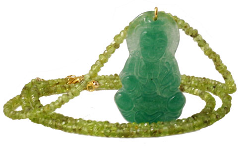 Halskde med peridot og buddha vedhng i jade