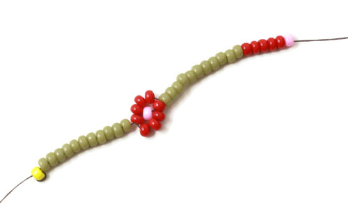 DIY daisy chain armbånd med røde blomster