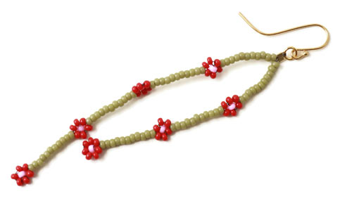 diy daisy chain øreringe med små røde blomster i seedbeads