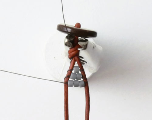 DIY vævede armbånd på knyttebræt med Tila perler