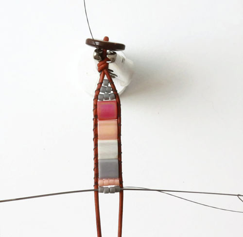 DIY vævede armbånd på knyttebræt med Tila perler