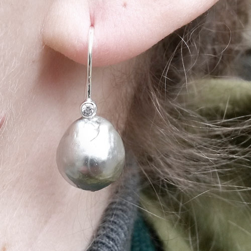 Øreringe med sølvgrå barokperler og ørekrog med krystal
